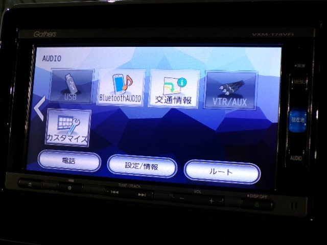 CD、DVD、Bluetooth、AM、FM、AUX、スマートフォン接続ができます。