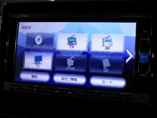 CD、DVD、Bluetooth、AM、FM、AUX、スマートフォン接続ができます。