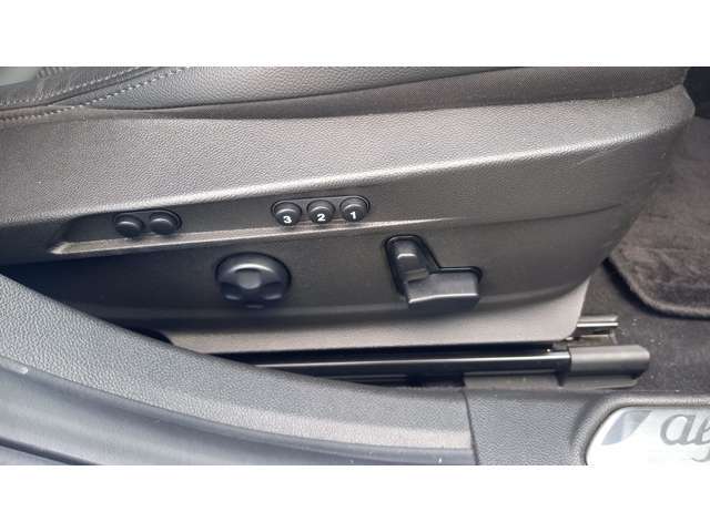 運転席のパワーシートはメモリー付きでセットしていればご自身位置もワンタッチです。冬場にはシートヒーターもついているのでドライブも楽しくなります♪