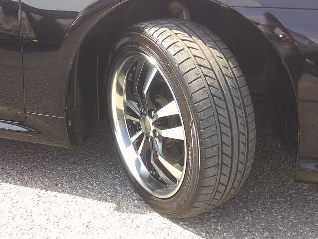 社外18インチアルミホイール！タイヤサイズは225/45R18です。