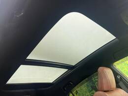 【パノラマルーフ】大型のガラスルーフ搭載で車内の解放感が一気にアップ！開放的なドライブをお楽しみいただけます。