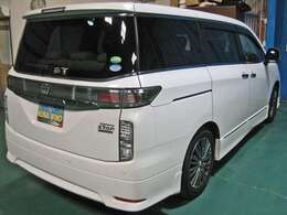 ★BOSE　5.1chサラウンド・サウンド付後席プライベートシアターシステム（後席11インチワイドディスプレイ、13スピーカー、後席リモコン、回転イヤーパッド付ワイヤレスヘッドフォン2個）