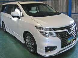 ★ツインサンルーフ（フロント：電動チルトアップ＆スライド式、リヤ：電動チルトアップ＆スライド式、UVカット断熱機能付プライバシーガラス）★スマートルームミラー（車両後方映像表示、通常ミラーに切替可能）