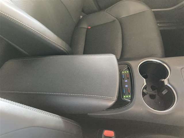運転席助手席シートヒーター装備(^^♪　夏場はベンチレーション機能で涼しい風を出せます(＃^^＃)