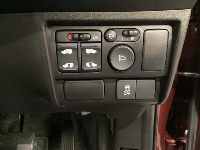 リアドアは乗り降りに便利な両側電動スライドドアです。また運転席に座っていながらスイッチ操作で自在にスライドドアを開け閉めできます。VSA（ABS＋TCS＋横滑り抑制）の解除スイッチもついています。