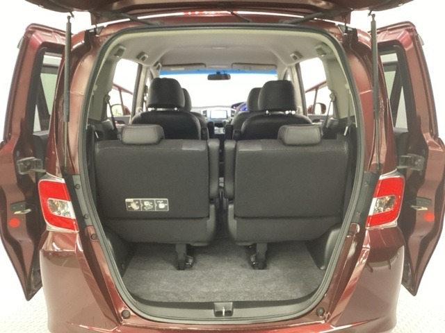 開口部も広く荷物の積み下ろしもしやすいお車となっております。3列目シートは5：5の割合で背もたれを倒しシートの跳ね上げができます。