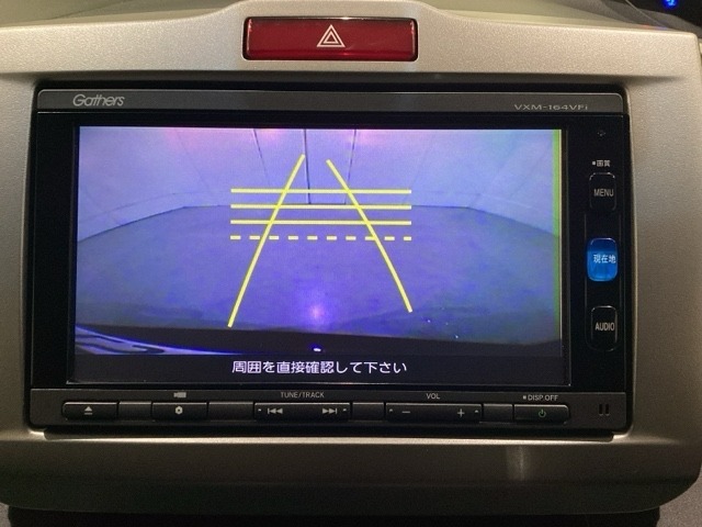 バックでの車庫入れも安心です！　リアカメラが付いているバックモニター付のナビを装備しております。操作線もついており距離感も画面から確認できます。