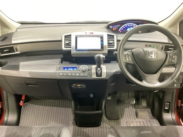 車内は光触媒抗菌消臭施工済です。インパネ周りはスタイリッシュなデザインで機能や装備も充実しています。グローブボックスやカップホルダーのほかにトレーなどたくさんの収納スペースが付いています。