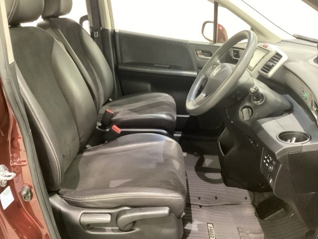 女性でも運転がしやすいように、シートの高さ調整機能（シートリフター）がついています。運転席と助手席の間が空いている為、助手席側への移動がスムーズです。交通量の多い道でも助手席側から乗り降りができます。