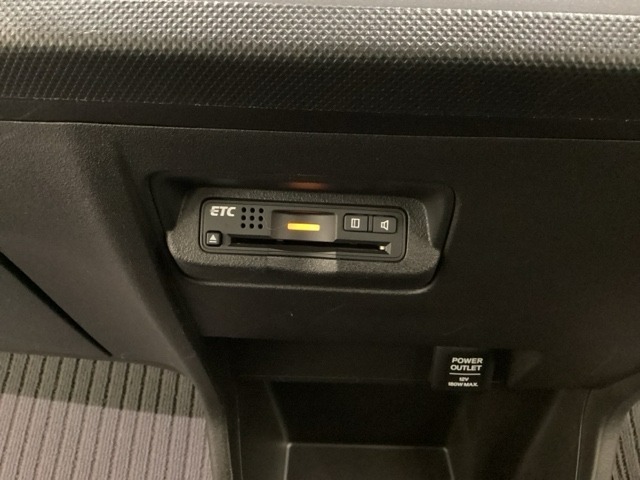 エアコンパネルの下にETCがついています。高速道路の料金所の通過も楽々です！。　カードの取り出しもしやすい場所についています。