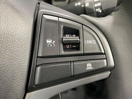 【アダプティブクルーズコントロール】高速道路での長距離走行が楽に！！自動で速度を保つクルーズコントロールが、衝突軽減システムと連携し、前方の車両を感知して車間を保つように速度調節してくれます！！