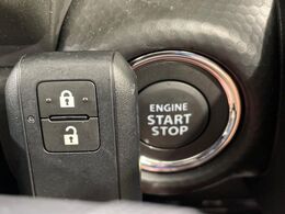 【キーレススタートシステム】カバンやポケットに入れたままでもドアの施錠・解錠が可能なスマートキーを装備。エンジンのオン・オフ時もカギを取り出す必要が無いからとっても便利です♪