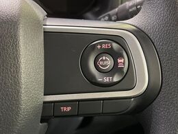 【アダプティブクルーズコントロール】高速道路での長距離走行が楽に！！自動で速度を保つクルーズコントロールが、衝突軽減システムと連携し、前方の車両を感知して車間を保つように速度調節してくれます！！