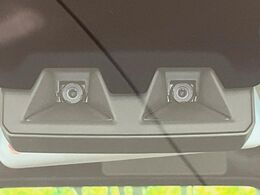 【スマートアシスト】走行中に前方の車両等を認識し、衝突しそうな時は警報とブレーキで衝突回避と被害軽減をアシスト。より安全にドライブをお楽しみいただけます。