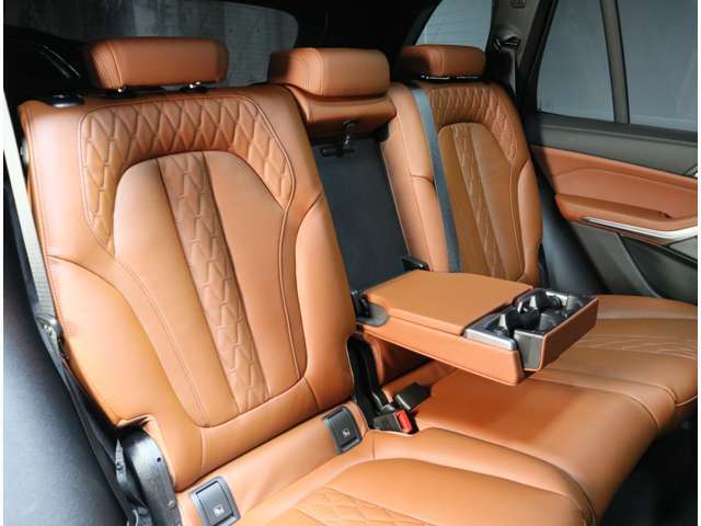 プレミアムセレクション2年保証のお車は2年延長保証にご加入頂けます。プレミアムセレクション2年保証からさら最大2年間、合計4年間の保証をお受け頂けます。対象箇所の不具合は無償修理をご提供致します。
