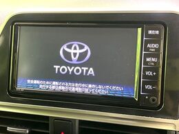 【純正ナビ】人気の純正ナビを装備しております。ナビの使いやすさはもちろん、オーディオ機能も充実！キャンプや旅行はもちろん、通勤や買い物など普段のドライブも楽しくなるはず♪