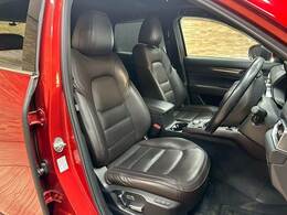 【レザーシート】ならではの高級感あふれる内装がこたわりのアイテム。見た目の高級感とより上質な座り心地をお楽しみください。