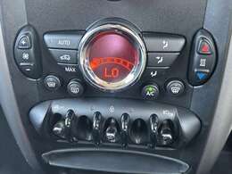 ◆MINIのマークをかたどったオートエアコン操作部、こんなところにもこだわりが見えますね、そしてスイッチはまるで飛行機の操作スイッチのような操作感になっていますね♪