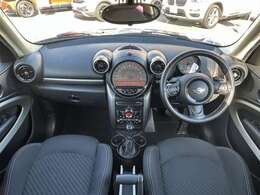 ◆まるいデザインはMINIのアイコンです初期のミニから少し進化したお車ですねやはりMINIは全部丸メーターやエアコン吹き出しがいいですね♪