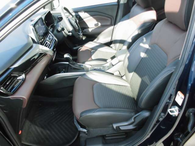 助手席側足元スペースもしっかり確保されていますね