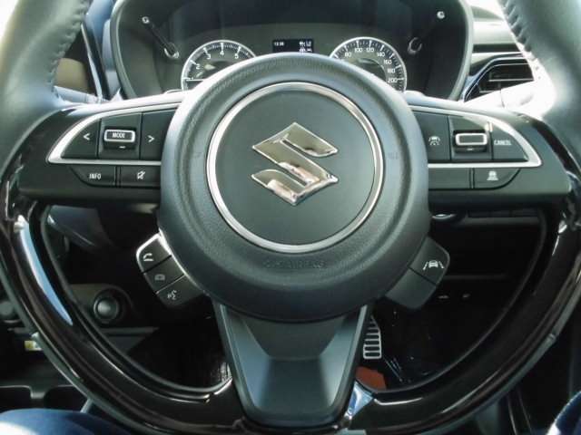 ハンドルにはクルーズコントロール操作ボタンが付いています！追従式なので高速道路や長距離ドイブする際に便利な機能となっていますね♪