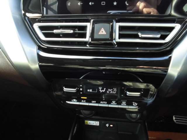 フルオートエアコンで快適な社内温度に設定出来ます