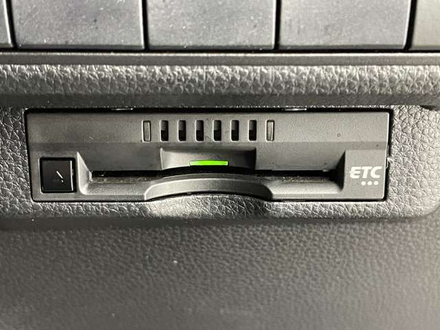 【ETC】有料道路を利用する際に料金所で停止することなく通過できる、ETC車載器（ノンストップ自動料金収受システム機器）が装備されています。セットアップを行うことで利用可能になります。