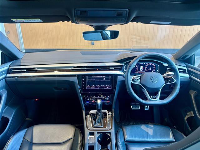 全体を俯瞰してみるとよく分かる、細部までこだわったデザインです！ドライバーの運転姿勢にもこだわっていることがよく分かります！