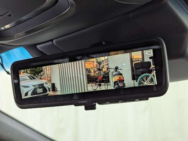 【デジタルインナーミラー】ヘッドレストや荷物などで視界をさえぎられずに後方を確認することができます。