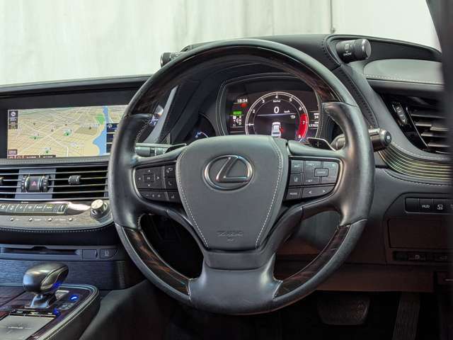 使用に伴うスレも少なく状態の良いステアリングです。手にしっかり馴染みとても運転しやすいハンドルです♪
