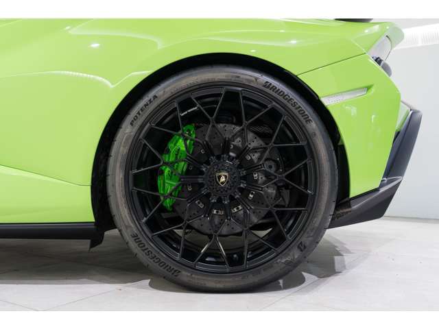 オプションタイヤのBridgestone Potenza Race が装着されております。