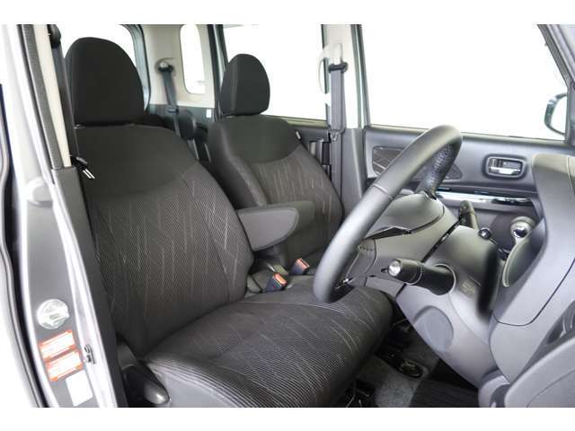 フロントシートはアームレスト付きベンチシートです