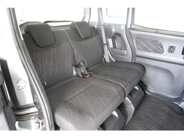 ゆとりのあるリヤシートです。スライド機能付きで足元も広々です。