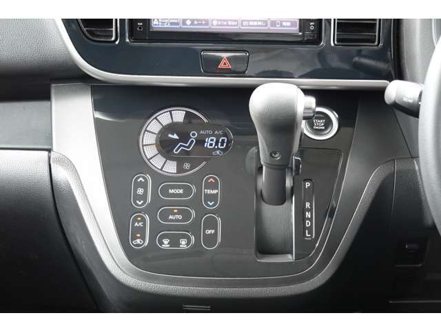 インパネCVTシフトレバーです。エアコンは操作しやすいタッチパネル式スイッチです。