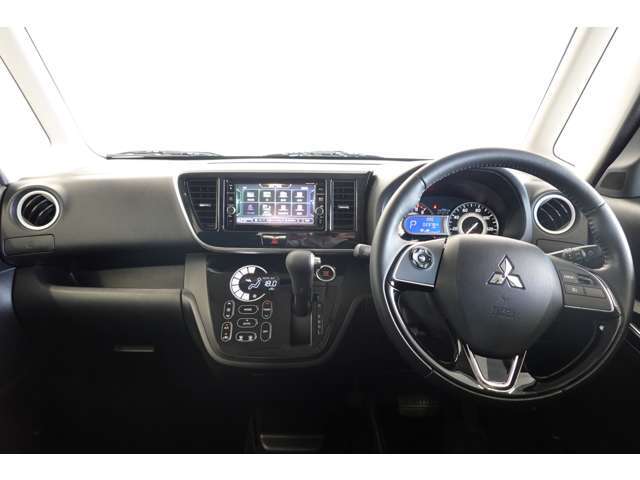 しっかりまとまった感のあるインパネ。各操作スイッチなども使いやすい位置に配置されています。