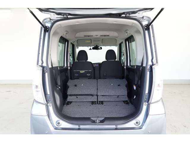 リヤシートを倒した荷室の画像です。