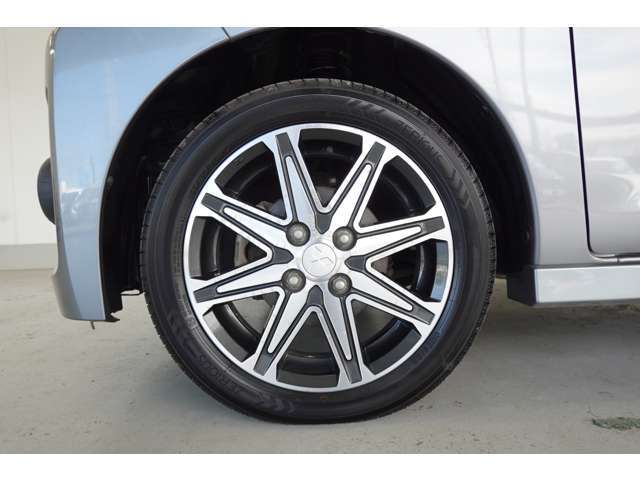 純正アルミホイールが装着されています。タイヤサイズ165/55R15インチです。