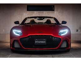 ハイパーレッドの深みあるメタリック塗装が、静止していても情熱を放つ存在感を放ちます。