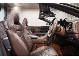 ビターチョコレートのインテリアカラーが英国車らしい品のある内装を演出します。