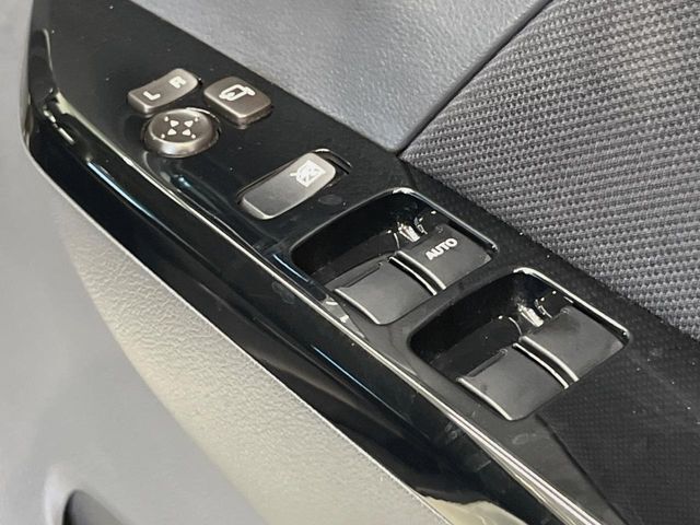 【電動格納ミラー】サイドミラーは電動格納式となっており、狭い駐車場でもキズがつくリスクを抑えられます。