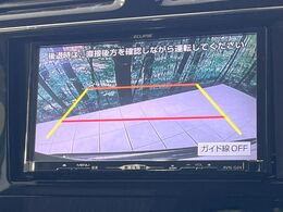 【バックカメラ】駐車時に後方がリアルタイム映像で確認できます。大型商業施設や立体駐車場での駐車時や、夜間のバック時に大活躍！運転スキルに関わらず、今や必須となった装備のひとつです！