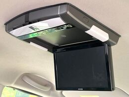 【フリップダウンモニター】大画面モニターで後席でもエンタメをお楽しみいただけます。小さなお子様にも大人気の装備です♪