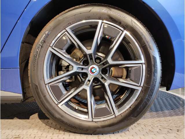 【BMWアロイホイル】軽量かつ強度に拘ったアロイホイル。走行性能ポテンシャルを引き出す設計。車の足元を引き締めてくれる大きなポイントはアロイホイルです。
