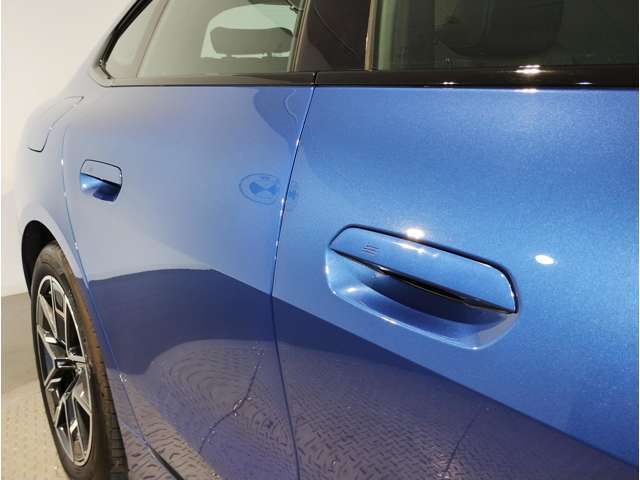 【デザインとの融合】BMWデザイナーが創り出したボディデザインを損なう事のない様に配置とデザインに拘っています。ドアノブについてもBMWの拘りに妥協はありません。