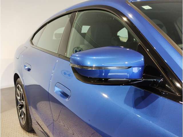 【BMWミラー】視認性の高いスタイリッシュなミラー。自動防眩機能も付いており夜間のドライビングをサポートします。