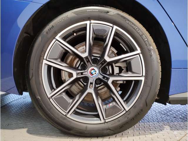 【BMWアロイホイル】軽量かつ強度に拘ったアロイホイル。走行性能ポテンシャルを引き出す設計。車の足元を引き締めてくれる大きなポイントはアロイホイルです。