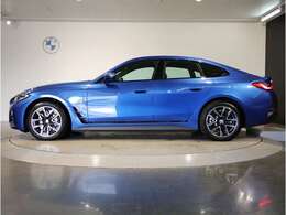 【拘りのFR】BMWが多く採用するFR車。ダイレクトでスポーティな加速感・シャープなハンドリングを実現。縦置きエンジンレイアウトにより、フラットで上質な乗り味です。