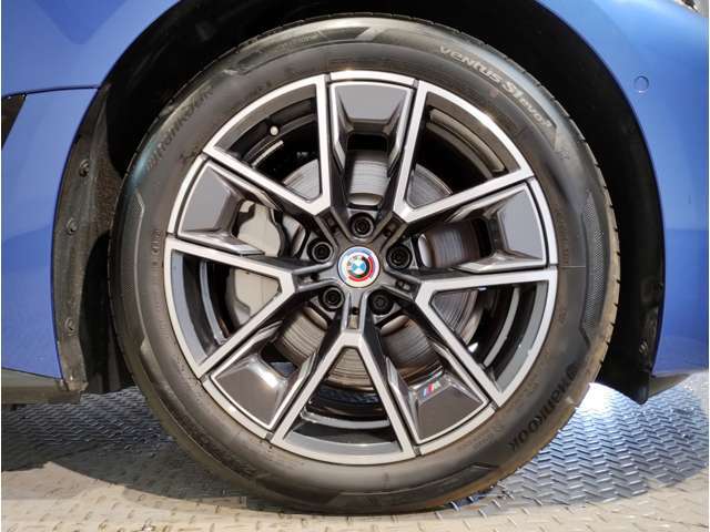 【BMWアロイホイル】軽量かつ強度に拘ったアロイホイル。走行性能ポテンシャルを引き出す設計。車の足元を引き締めてくれる大きなポイントはアロイホイルです。