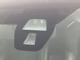 【シティブレーキアクティブシステム】低速走行中に前方の車両等を認識し、衝突しそうな時は警報とブレーキで衝突回避と被害軽減をアシスト。より安全にドライブをお楽しみいただけます。