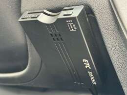 【ETC車載器】を装備しておりますので、ご納車直後からの遠距離ドライブも可能です。土日の利用料金の割引や、朝夕の通行料金を割引料金で高速道路をお楽しみいただけます。